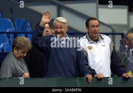 23 avril 2007 - Moscou, Russie - L'ex-président russe Boris Eltsine (1er février 1931 C 23 avril 2007) est décédé aujourd'hui à l'âge de 76 ans. Eltsine est devenu le premier président démocratiquement élu de la Fédération de Russie après la démission de Mikhaïl Gorbatchev de son poste de dirigeant soviétique en décembre 1991. PHOTO : le premier président de la Russie Boris Eltsine avec suprugoj souhaite la bienvenue aux participants du tournoi de tennis à l'ouverture de la ` Cup Devisa ` (crédit image : © PhotoXpress/ZUMA Press) RESTRICTIONS : Amérique du Nord et du Sud droits SEULEMENT Banque D'Images