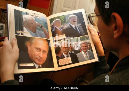 23 avril 2007 - Moscou, Russie - L'ex-président russe Boris Eltsine (1er février 1931 C 23 avril 2007) est décédé aujourd'hui à l'âge de 76 ans. Eltsine est devenu le premier président démocratiquement élu de la Fédération de Russie après la démission de Mikhaïl Gorbatchev de son poste de dirigeant soviétique en décembre 1991. SUR LA PHOTO : présentation de la première édition de ' L'histoire illustrée de l'état allié » dans la bibliothèque nationale russe à préparé-Petersburg. Le Ministère de l'éducation et des sciences de la Fédération de Russie a déjà pris la décision de recommander l'utilisation de ' histoire de l'État allié » pour étudier à l'école Banque D'Images