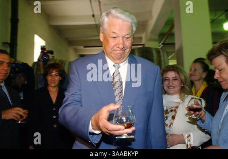 23 avril 2007 - Moscou, Russie - L'ex-président russe Boris Eltsine (1er février 1931 C 23 avril 2007) est décédé aujourd'hui à l'âge de 76 ans. Eltsine est devenu le premier président démocratiquement élu de la Fédération de Russie après la démission de Mikhaïl Gorbatchev de son poste de dirigeant soviétique en décembre 1991. PHOTO : L'ex-président de la Russie Boris Eltsine essaie le cognac arménien dans une cave Erevan konjachnogo une usine. (Crédit image : © PhotoXpress/ZUMA Press) RESTRICTIONS : droits en Amérique du Nord et du Sud SEULEMENT Banque D'Images