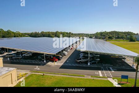 20 octobre 2015 - Oldsmar, Floride, États-Unis - JIM DAMASKE | Times . Lockheed Martin et l'entrepreneur commercial en énergie solaire Advanced Green technologies de 2,25 mégawatts dans l'usine de Lockheed MartinÃs à Oldsmar, en Floride. Conçu pour couvrir 151 400 pieds carrés du parking de facilityÃs les quatre rangées de panneaux solaires couvrent 535 voitures, le projet solaire sera le plus grand réseau FloridaÃs énergie solaire privé, non public. (Crédit image : © Jim Damaske/Tampa Bay Times via ZUMA Wire) Banque D'Images
