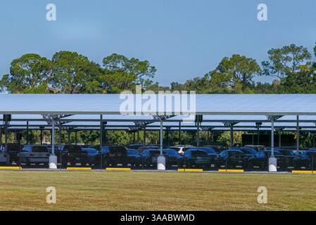 20 octobre 2015 - Oldsmar, Floride, États-Unis - JIM DAMASKE | Times . Lockheed Martin et l'entrepreneur commercial en énergie solaire Advanced Green technologies de 2,25 mégawatts dans l'usine de Lockheed MartinÃs à Oldsmar, en Floride. Conçu pour couvrir 151 400 pieds carrés du parking de facilityÃs les quatre rangées de panneaux solaires couvrent 535 voitures, le projet solaire sera le plus grand réseau FloridaÃs énergie solaire privé, non public. (Crédit image : © Jim Damaske/Tampa Bay Times via ZUMA Wire) Banque D'Images