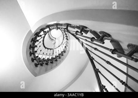 Zurich, Suisse - 19..2024 juin : escalier en colimaçon avec vue de dessous formant un beau motif de coquille dans un bâtiment Banque D'Images