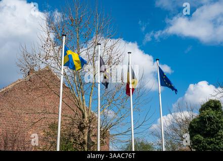 Drapeaux de la maison gouvernementale OCMW pour la protection sociale à Ternat, Brabant flamand, Belgique. 29 mars 2025 Banque D'Images