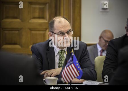 Dec. 10, 2014 - Washington, DC, États-Unis d'Amérique - le ministre allemand de l'Agriculture Christian Schmidt lors d'une réunion avec le secrétaire américain de l'Agriculture Tom Vilsack au ministère américain de l'Agriculture le 10 décembre 2014 à Washington, DC. (Crédit image : © Bob Nichols/Planet Pix via ZUMA Wire) Banque D'Images