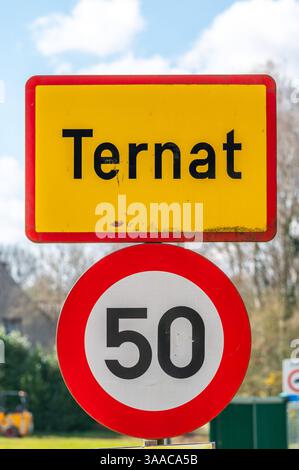 Panneau de signalisation de Ternat, une urbanisation avec une limite de vitesse maximale de 50, Ternat, région du Brabant flamand, Belgique Banque D'Images