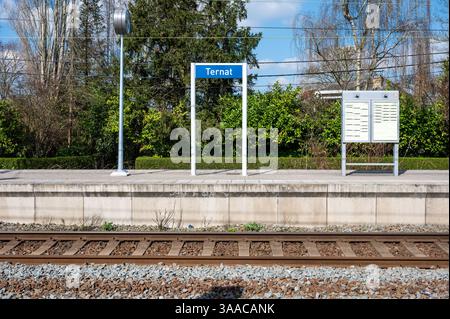 La gare du village de Ternat, Brabant flamand, Belgique. 29 mars 2025 Banque D'Images
