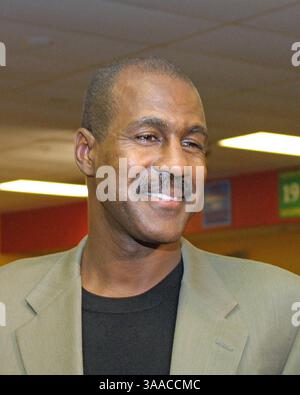 28 novembre 2005 - Ashburn, Virginie, États-Unis d'Amérique - Art Monk (81), ancien récepteur des Redskins de Washington, au Redskins Park à Ashburn, Virginie, le 28 novembre 2005. Monk, qui a été choisi par les Redskins au premier tour de la draft 1980 de la NFL, a joué pour eux de 1980 à 1993. Monk joue pour les jets de New York en 1994 et les Eagles de Philadelphie en 1995 avant de prendre sa retraite. Il a été intronisé au NFL Hall of Fame en 2008. . Crédit : Arnie Sachs / CNP (crédit image : © Arnie Sachs/CNP via ZUMA Wire) Banque D'Images