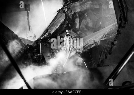 29 avril 2013 - Savar, Dhaka, Bangladesh - le personnel de sauvetage et de récupération tente de déloger les câbles de fer du plafond du bâtiment effondré à minuit. Le 24 avril 2013, un bâtiment de huit étages s'est effondré à Savar, près de la capitale bangladaise Dhaka, tuant plus de 1 100 personnes et en blessant environ 2 500. Rana Plaza, qui abritait cinq usines de vêtements, avait été conçu avec seulement six étages et destiné aux magasins et aux bureaux seulement. (Crédit image : © Rahul Talukder/ZUMA Wire/ZUMAPRESS.com) Banque D'Images