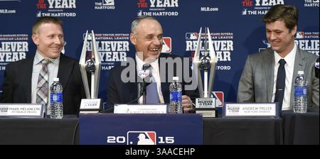 28 octobre 2015 - Kansas City, MO, États-Unis - le commissaire de baseball Robert D. Manfred, Jr., au centre, partage un rire avec Mark Melancon, lanceur des Pirates de Pittsburgh, à gauche, et Andrew Miller, lanceur des Yankees de New York, à droite, avant le début du deuxième match des séries mondiales le mercredi 28 octobre 2015, au stade Kauffman à Kansas City, Moya. Melancon a été nommé récipiendaire du Trevor Hoffman National League Releveur de l'année 2015 ; Miller a été nommé récipiendaire du Mariano Rivera American League Releveur de l'année 2015. (Crédit image : © David Eulitt/TNS via ZUMA Wire) Banque D'Images