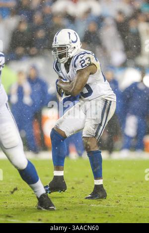 2 novembre 2015 Charlotte, Caroline du Nord, Indianapolis Colts Running back Frank Gore #23 trouve un trou dans la ligne défensive lors d'un match contre les Panthers de Caroline le 2 novembre 2015, à Bank of America à Charlotte, Caroline du Nord. Les Panthers ont battu les Colts 29-26 en prolongation...Margaret Bowles/CSM(crédit image : © Margaret Bowles/CSM via ZUMA Wire) Banque D'Images