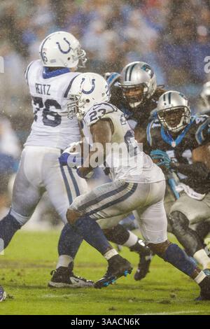 2 novembre 2015 Charlotte, Caroline du Nord, Indianapolis Colts Running back Frank Gore #23 trouve un trou dans la ligne défensive lors d'un match contre les Panthers de Caroline le 2 novembre 2015, à Bank of America à Charlotte, Caroline du Nord. Les Panthers ont battu les Colts 29-26 en prolongation...Margaret Bowles/CSM(crédit image : © Margaret Bowles/CSM via ZUMA Wire) Banque D'Images
