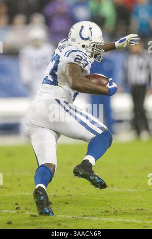 2 novembre 2015 Charlotte, Caroline du Nord, Indianapolis Colts Running back Frank Gore #23 trouve un trou dans la ligne défensive lors d'un match contre les Panthers de Caroline le 2 novembre 2015, à Bank of America à Charlotte, Caroline du Nord. Les Panthers ont battu les Colts 29-26 en prolongation...Margaret Bowles/CSM(crédit image : © Margaret Bowles/CSM via ZUMA Wire) Banque D'Images