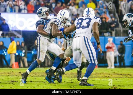 2 novembre 2015 Charlotte, NC, Carolina Panthers cornerback Bene' Benwikere #25 affronte les Colts d'Indianapolis Running back Frank Gore #23 dans un match NFL [Gore, Frank], le 2 novembre 2015, à Bank of America à Charlotte, Caroline du Nord. Les Panthers ont battu les Colts 29-26 en prolongation...Margaret Bowles/CSM(crédit image : © Margaret Bowles/CSM via ZUMA Wire) Banque D'Images