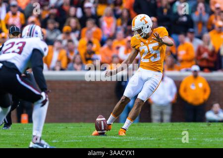 07 novembre 2015 : Aaron Medley #25 des volontaires du Tennessee donne le coup d'envoi lors du match de football de la NCAA entre les volontaires de l'Université du Tennessee et les Gamecocks de Caroline du Sud au Neyland Stadium de Knoxville, TN Tim Gangloff/CSM(crédit image : © photographe :Tim Gangloff/CSM via ZUMA Wire) Banque D'Images