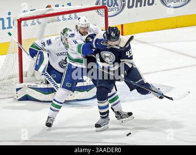 10 novembre 2015 - Columbus, OH, USA - Scott Hartnell (43) des Blue Jackets de Columbus est contrôlé par Chris Tanev des Canucks de Vancouver en deuxième période au Nationwide Arena de Columbus, Ohio, le mardi 10 novembre 2015. (Crédit image : © Barbara J. Perenic/TNS via ZUMA Wire) Banque D'Images