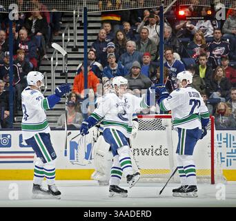 10 novembre 2015 - Columbus, OH, USA - Alexander Edler (23 ans), Henrik Sedin (33 ans) et Daniel Sedin (22 ans) des Canucks de Vancouver célèbrent un but en première période contre les Blue Jackets de Columbus au Nationwide Arena de Columbus, Ohio, le mardi 10 novembre 2015. (Crédit image : © Barbara J. Perenic/TNS via ZUMA Wire) Banque D'Images