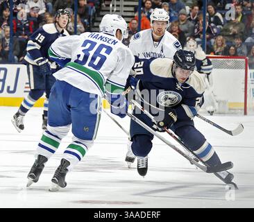 10 novembre 2015 - Columbus, OH, USA - Brandon Saad (20) des Blue Jackets de Columbus est défendu par Jannik Hansen (36) des Canucks de Vancouver au Nationwide Arena de Columbus, Ohio, le mardi 10 novembre 2015. (Crédit image : © Barbara J. Perenic/TNS via ZUMA Wire) Banque D'Images