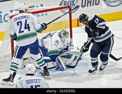 10 novembre 2015 - Columbus, OH, USA - Jacob Markstrom (25), gardien des Canucks de Vancouver, arrête un tir de la Cam Atkinson des Blue Jackets de Columbus (13) en deuxième période au Nationwide Arena de Columbus, Ohio, le mardi 10 novembre 2015. (Crédit image : © Barbara J. Perenic/TNS via ZUMA Wire) Banque D'Images