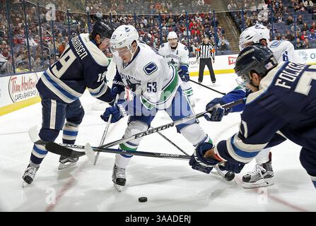 10 novembre 2015 - Columbus, OH, USA - Bo Horvat (53) des Canucks de Vancouver se bat pour une rondelle avec Ryan Johansen (19) et Nick Foligno, à droite, des Blue Jackets de Columbus, en première période à la Nationwide Arena de Columbus, Ohio, le mardi 10 novembre 2015. (Crédit image : © Barbara J. Perenic/TNS via ZUMA Wire) Banque D'Images