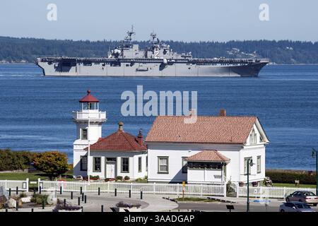 2 juillet 2014 - Everett, WA, États-Unis d'Amérique - le navire d'assaut amphibie USS Essex de la classe Wasp de la marine américaine passe devant le phare de Mukilteo en route pour participer à la 65e semaine annuelle de la flotte Seafair de Seattle le 28 juillet 2014 à Everett, Washington. (Crédit image : © MCS1 Nathan L. Lockwood/Planet Pix via ZUMA Wire) Banque D'Images