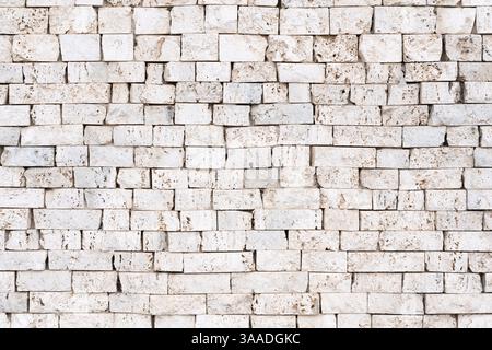 Texture murale ou arrière-plan avec des pierres brillantes exposées, mettant en valeur l'artisanat traditionnel. Parfait pour la conception architecturale, historique et de texture Banque D'Images