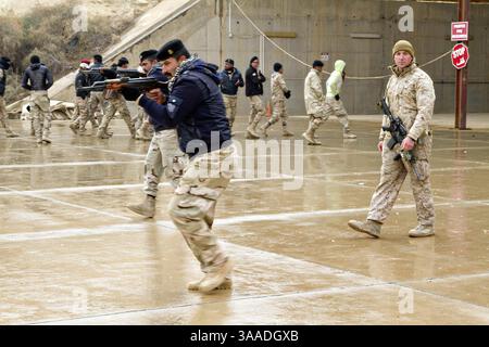 15 janvier 2015 - Heet, Irak - U.S. Marine Major Christopher Ross, un conseiller militaire de la Force opérationnelle aérienne-terrestre des Marines à usage spécial, met en garde les soldats de l'armée irakienne qui pratiquent les techniques de manœuvre pendant l'entraînement à la base aérienne Al Asad le 15 janvier 2015 à Heet, Irak. L'armée américaine aide à développer le programme de formation des bataillons de l'armée irakienne dans le but de repousser l'État islamique. (Crédit image : © Sgt. William White/Planet Pix via ZUMA Wire) Banque D'Images
