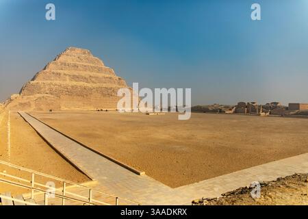 Le Caire, Egypte ; 20 janvier 2024 : témoin de la majesté antique dans la pyramide à pas de Zoser à Saqqara, Memphis, Egypte. Explorez la grandeur de ce pharaoni Banque D'Images