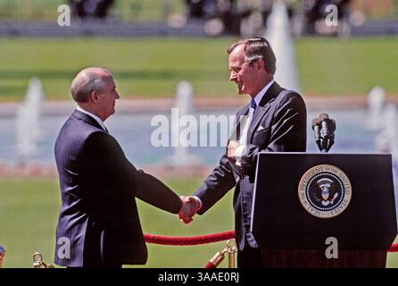 31 mai 1990 - Washington, District of Columbia, États-Unis d'Amérique - le président George H.W. Bush accueille le président de l'Union soviétique Mikhail Gorbatchev lors d'une cérémonie officielle d'arrivée sur la pelouse sud de la Maison Blanche. (Crédit image : © Mark Reinstein/via ZUMA Wire via ZUMA Wire) Banque D'Images