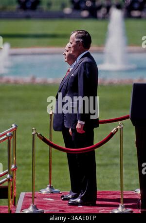 31 mai 1990 - Washington, District of Columbia, États-Unis d'Amérique - le président George H.W. Bush accueille le président de l'Union soviétique Mikhail Gorbatchev lors d'une cérémonie officielle d'arrivée sur la pelouse sud de la Maison Blanche. (Crédit image : © Mark Reinstein/via ZUMA Wire via ZUMA Wire) Banque D'Images