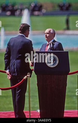 31 mai 1990 - Washington, District of Columbia, États-Unis d'Amérique - le président George H.W. Bush accueille le président de l'Union soviétique Mikhail Gorbatchev lors d'une cérémonie officielle d'arrivée sur la pelouse sud de la Maison Blanche. (Crédit image : © Mark Reinstein/via ZUMA Wire via ZUMA Wire) Banque D'Images