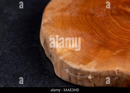 cerisier scié poli avec anneaux annuels recouverts de gouttes d'eau, cerisier scié humide poli et enduit d'huile Banque D'Images