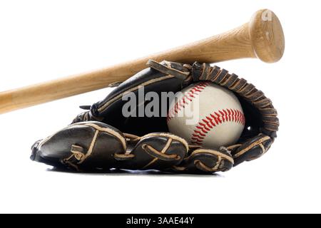 Équipement de sport avec équipement de baseball comprenant un gant en cuir, un ballon et une batte en bois sur fond blanc Banque D'Images