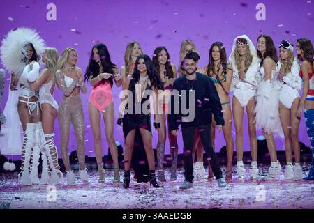 10 novembre 2015 - New York, NY, États-Unis - 10 novembre 2015 New York City..Victoria's secret Models Candice Swanepoel, Adriana Lima, Behati Prinsloo, Lily Aldridge, Romee Strijd, Alessandra Ambrosio, Kate Grigorieva, Selena Gomez, The Weeknd Walking the Runway au Victoria's secret Fashion Show 2015 à Lexington Avenue Armory le 10 novembre 2015 à New York... crédit : Kristin Callahan/ACE. Tél : (646) 769 0430.e-mail : info@acepixs.com.web : (crédit image : © Callahan/Ace Pictures via ZUMA Press) Banque D'Images