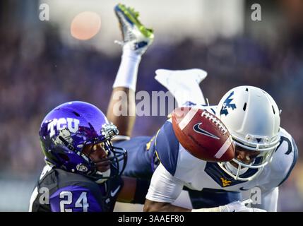 29 octobre 2015 : . Julius Lewis (24 ans) et Jovon Durante (5 ans), receveur des Mountaineers de Virginie occidentale, se battent pour le ballon lors d'un match de football de la NCAA entre les Mountaineers de Virginie occidentale et les Horned Frogs de la TCU à l'Amon G. carter à Fort Worth Texas.(Manny Flores/CSM via ZUMA Wire) Banque D'Images