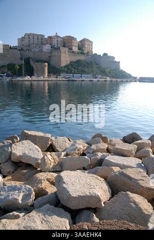 23 JUIN - Corse, France - la Citadelle de Calvi Corse vue d'acros la baie. Banque D'Images