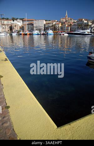23 JUIN 2019 - Calvi, Corse - Une vue sur la marina de Caliv, Corse montrant la ville et les yachts. Banque D'Images