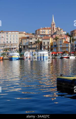 23 JUIN 2019 - Calvi, Corse - Une vue sur la marina de Caliv, Corse montrant la ville et les yachts. Banque D'Images