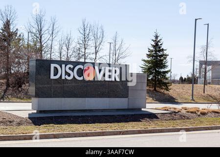 Riverwoods, Illinois, États-Unis - 27 mars 2022 : le panneau Discover Ground à leur siège social à Riverwoods, Illinois, États-Unis. Banque D'Images