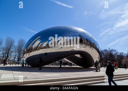 Chicago, Illinois, États-Unis - 28 mars 2022 : les gens visitent la sculpture nommée Cloud Gate au Millennium Park à Chicago, Illinois, États-Unis. Banque D'Images