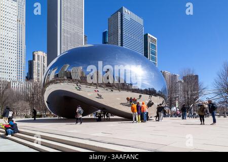 Chicago, Illinois, États-Unis - 28 mars 2022 : les gens visitent la sculpture nommée Cloud Gate au Millennium Park à Chicago, Illinois, États-Unis. Banque D'Images