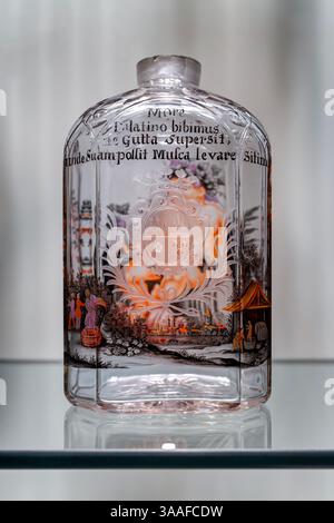Flacon héraldique, Bohême, émaillage Schwarzlot par Ignaz Preissler (1720-1730), Musée du verre de Corning. Corning, NY, États-Unis Banque D'Images
