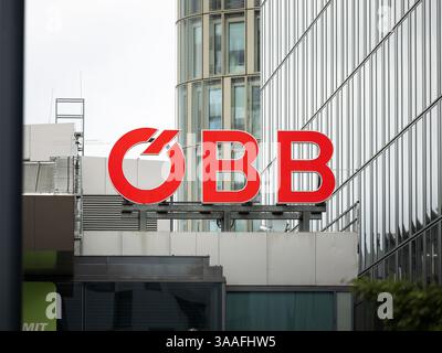 ÖBB logo de l'entreprise publique Österreichische Bundesbahnen (chemins de fer fédéraux autrichiens). Entrée du bâtiment de la gare centrale de Vienne. Banque D'Images