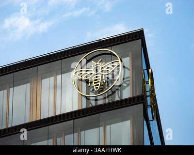 ERSTE Stiftung (fondation) signe logo de la caisse d'épargne autrichienne. Insecte abeille dans un cercle sur une façade d'immeuble de bureaux. Gros plan de l'icône. Banque D'Images