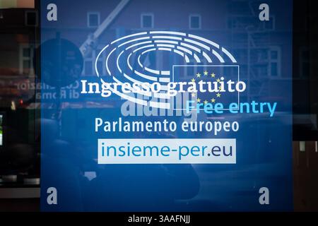 ROME, ITALIE - 15 JANVIER 2025 : logo du Parlement européen affiché sur la vitrine de leur bureau officiel à Rome, mettant en valeur les membres de l'Italie Banque D'Images