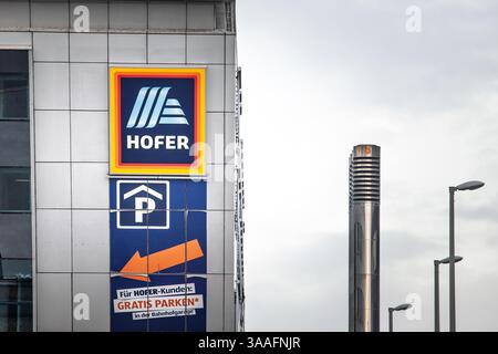GRAZ, AUTRICHE - 17 DÉCEMBRE 2024 : logo du supermarché Hofer sur la façade d'un magasin à Graz. Hofer est la franchise autrichienne d'Aldi Sud, un rabais allemand Banque D'Images