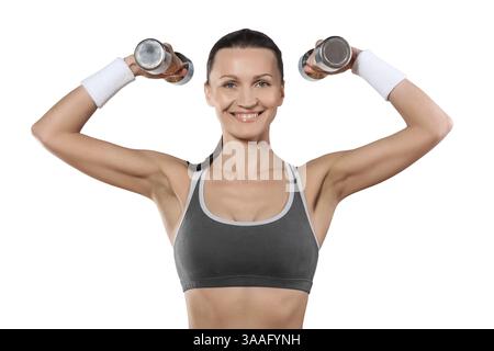 Une femme sportive avec des haltères regardant la caméra souriant isolé Banque D'Images