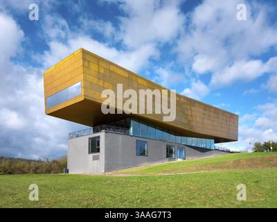 Nebra Ark sur une prairie verdoyante avec un ciel nuageux, Museum of the Sky Disc, Visitor Centre, Nebra, Burgenlandkreis, Saxe-Anhalt, Allemagne, Europe Banque D'Images