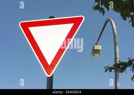 Panneau de signalisation, panneau de signalisation, panneau de signalisation, laisser place, panneau de signalisation numéro 205, panneau réglementaire, derrière le lampadaire, lanterne, Reutlingen, Bade-Wuertemberg Banque D'Images