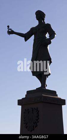 Monument en bronze à la déesse romaine Flora avec une rose, rappelant la dépendance aux fleurs et aux graines, Quedlinburg, Saxe-Anhalt, Allemagne, Europe Banque D'Images