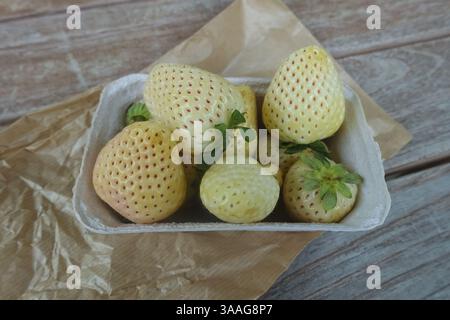 Fraise d'ananas, fraise d'ananas blanche, ananas, variété spéciale de fraise, fruit, baies, sain, savoureux, photographie alimentaire, studio, GER Banque D'Images